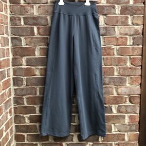 Women’s Lululemon Stillness wide leg pant